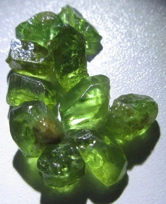 Paquete áspero faceta granate demantoide de Madagascar. 10,0 Crt Foto 1 de 4