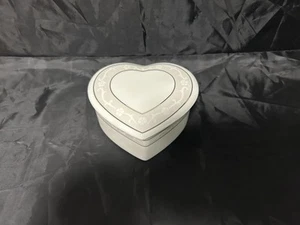 Wedgewood Icing Bone China Heart Shaped Porcelain Trinket Box - Picture 1 of 7