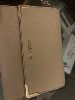 Cartera bandolera pequeña Calvin Klein herrajes dorados Foto 1 de 4