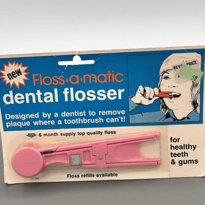 Hilo dental vintage Floss-a-Matic años 70’s-80’s era utilería de película rosa nuevo de stock - Imagen 1 de 12