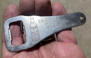 Abridor de botellas grande de metal antiguo Kist Beverages pictórico - Imagen 1 de 1