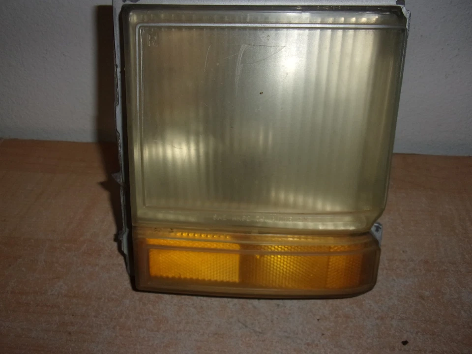 1976 77 78 1979 Cadillac Seville Right Passenger Corner Marker Turn Light READ - Image 1 of 4