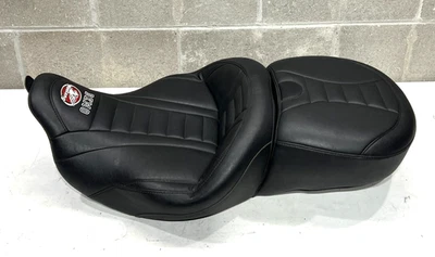 ASIENTO MUSTANG HARLEY DAVIDSON 09-LATER SUPER TOURING DELUXE 2-UP DE UNA PIEZA Foto 1 de 4
