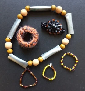 Kleines Konvolut Modeschmuck "Perlen" 6-teilig (5 Ringe, 1 Fußkette) - Bild 1 von 4