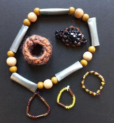 Kleines Konvolut Modeschmuck "Perlen" 6-teilig (5 Ringe, 1 Fußkette) - Bild 1 von 4