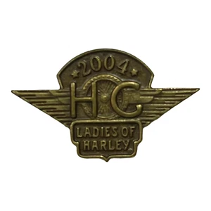 HOG Damas De Harley 2004 Chaleco Chaqueta Sombrero Solapa Doble Pin - Imagen 1 de 5