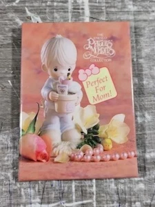 1989 PRECIOUS MOMENTS BUTTON PIN PERFECT FOR MOM COLLECTIBLE PIN - Picture 1 of 2
