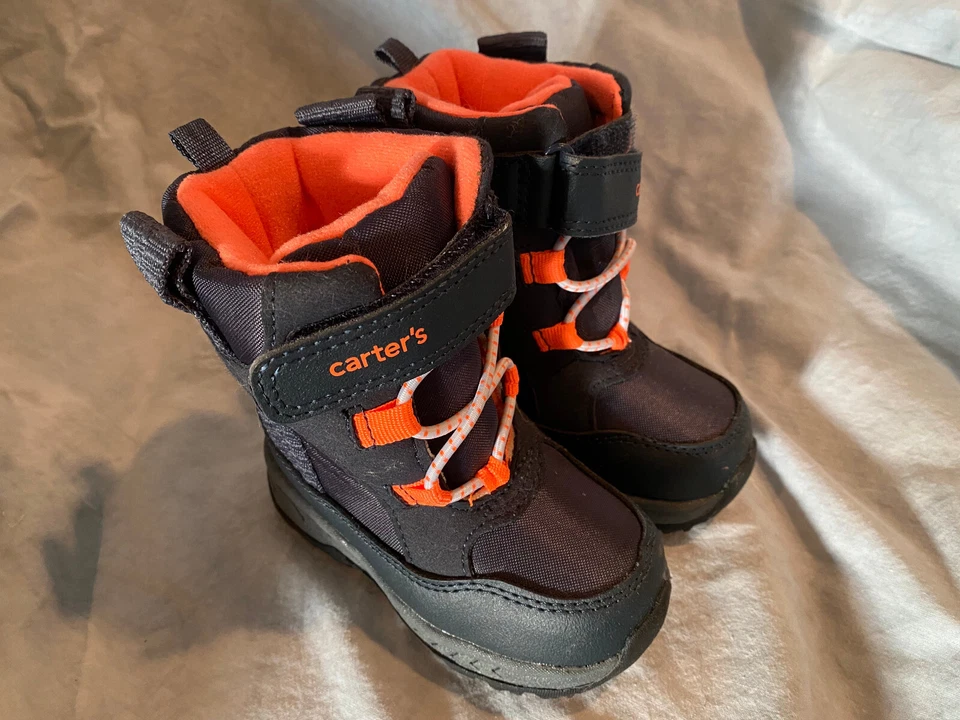 Botas de nieve Carter's talla 5 para niños pequeños negras y naranjas - sin etiquetas, nunca usadas Foto 1 de 4