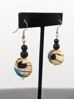 Pendientes colgantes de vidrio artístico cuentas negras crema remolino murano aspecto boho hecho a mano Foto 1 de 4