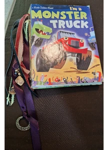Handgefertigter Upcycling Monstertruck kleines goldenes Buch Junk Journal Kunst Smash Autos - Bild 1 von 5