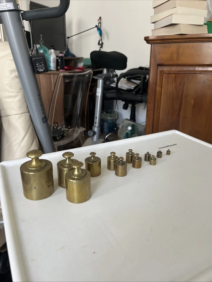 ancienne série de poids en laiton 1 kg -500gx2-200g-100gx2-50gx2-20gx2-10g-5g - Photo 1/1