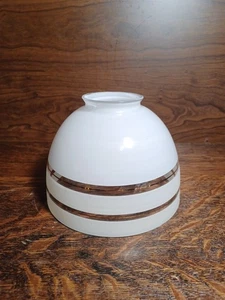 Plafoniera a sospensione vintage MCM globo chiaro, bianco e crema linee oro.  - Foto 1 di 7