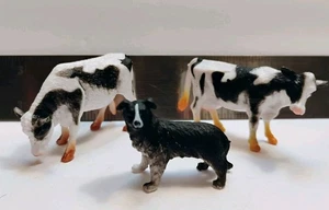 Border Collie und zwei Holstein Kühe Miniatur 1,5" x 2" Kunststoff Bauernhoftiere - Bild 1 von 10