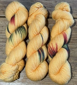 HILO DEGRADADO COLOR SIN ETIQUETA Lote de 3 NIEJAS Presunta Lana Amarillo-Naranja Nuevo - Imagen 1 de 4