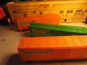 HO trains; Lot # 1 of 3 nice 50 foot freight cars--i box car & 2 TROPICANA reefe - Picture 1 of 4