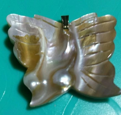 Colgante mariposa madreperla fianza tono dorado Foto 1 de 4