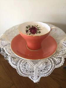 Aynsley Korsett Teetasse Duo - Korallenglasur mit roter Rose - Englisch Vintage China  - Bild 1 von 6