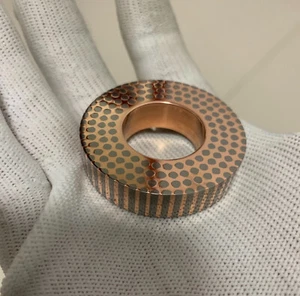 Supraleiter Sorgenmünze 44mm Durchmesser 10mm dick mit einem Loch - Bild 1 von 3