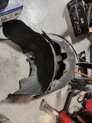 (AS) PROTECTOR CONTRA SALPICADURAS LADO DERECHO MERCEDES BENZ W212 E63 AMG ARCO DELANTERO Foto 1 de 4