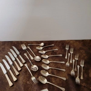 25 Pcs Towle Supreme Cutlery CLASSIC PLUME Silver Plate Vtg Flatware - Picture 1 of 6