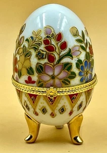 BEAUTIFUL HAND-PAINTED PORCELAIN 3 LEGGED LIDDED EGG-SHAPED TRINKET BOX W/FLOWER - Foto 1 di 7