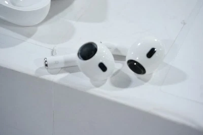 Auriculares inalámbricos Apple AirPods Pro, audio espacial personalizado (2ª generación) Foto 1 de 4