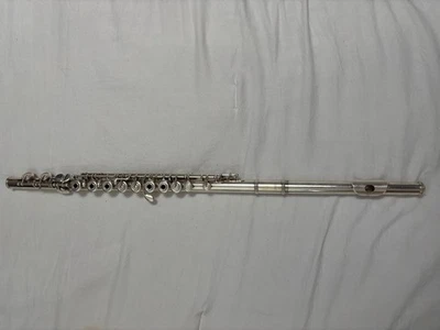 Yamaha YFL 282. É uma flauta padrão de buraco aberto feita de prata níquel.  - Imagem 1 de 3