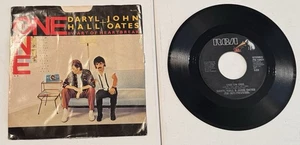 45 RPM Vinyl Record, Hall & Oates, One On One, 1982 RCA, Good Condition - Imagen 1 de 4