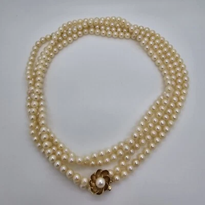 Hermoso collar de perlas de doble filamento de 31" con broche de flores de oro amarillo de 14K Foto 1 de 4