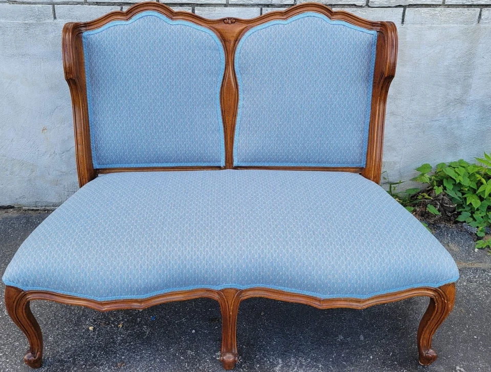 Antiguo Love Seat de arce estilo campestre francés de los años 40, recién tapizado Foto 1 de 4
