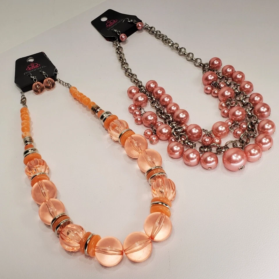 2 NW Etiquetas Colgantes Vintage Paparazzi Distintivo Collar Pendientes Conjuntos Melocotón y Rosa Foto 1 de 4