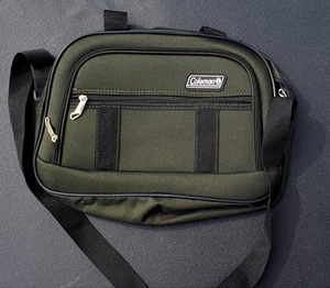 Bolsa de transporte Coleman de 3 bolsillos con asas y correa verde y negra 11"x15" - Imagen 1 de 1