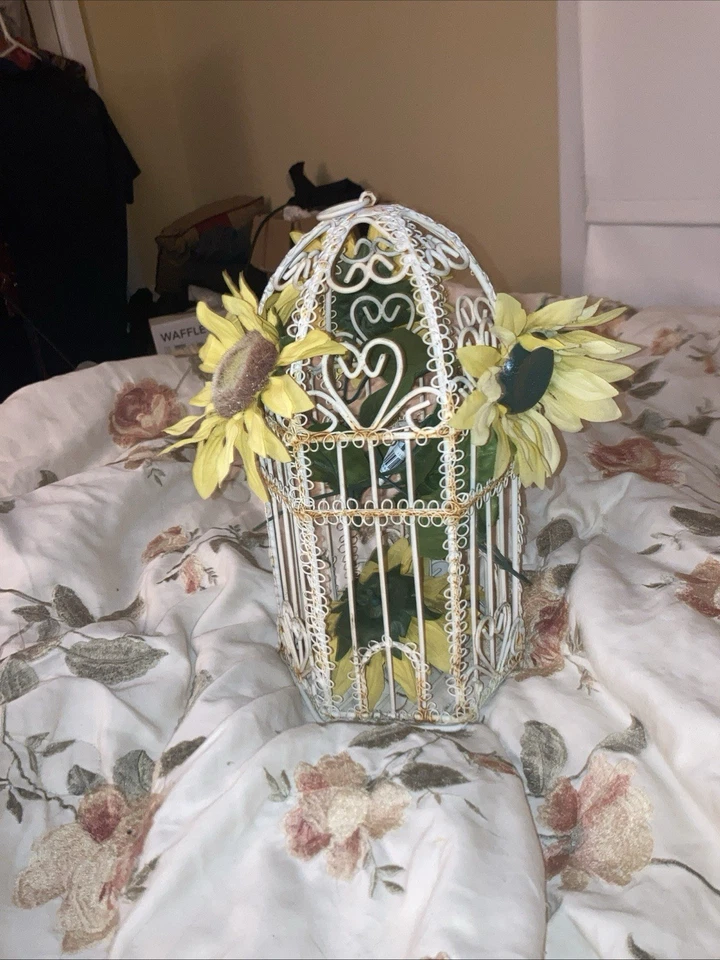 Jaula para pájaros blanca colgante con decoración de girasoles Foto 1 de 1