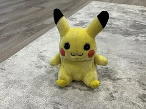 De colección 8" Pikachu Peluche Oficial Hasbro Nintendo Pokemon 1998 Criaturas Juego Freak - Imagen 1 de 6