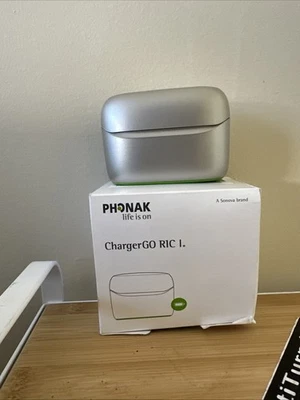 Nuevo Phonak ChargerGo RIC I Infinio con cable de alimentación y adaptador de pared Foto 1 de 4