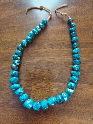 Gargantilla hecha a mano de arcilla esmaltada con cuentas de cuero 13,5" de cuentas sobre cuero de 19" Foto 1 de 4