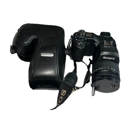 Sony Cyber-Shot DSC-F828 8.0MP Digital Camera + Case - Image 1 of 4