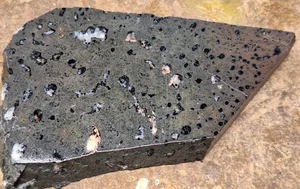 Steinplatte mit Kupfer und Calcit in Basalt und mehr - poliertes Ausstellungsmuster - Bild 1 von 8