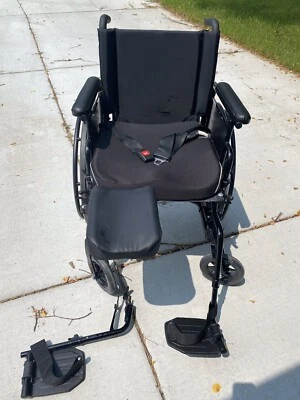 silla de ruedas invacare usada, asiento acolchado, usada 2 meses, muy limpia, 40 libras Foto 1 de 3