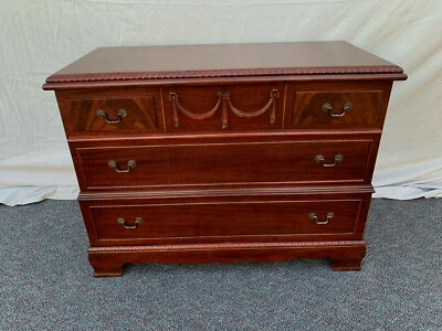 Cofre vintage Roos Tall Sweatheart rojo caoba cedro con cajón Foto 1 de 4