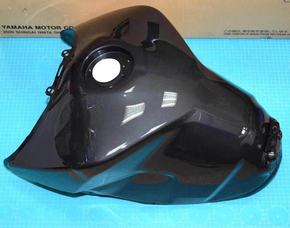 réservoir d'essence d'origine YAMAHA 1RC-YK241-01-P1 pour MT09 de 2014/2020 - Photo 1/4