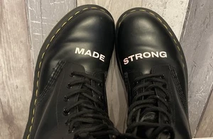 Sehr seltenes Paar schwarze Made Strong Doc Dr Martens Stiefel neu ohne Etikett Größe 6 - Bild 1 von 10