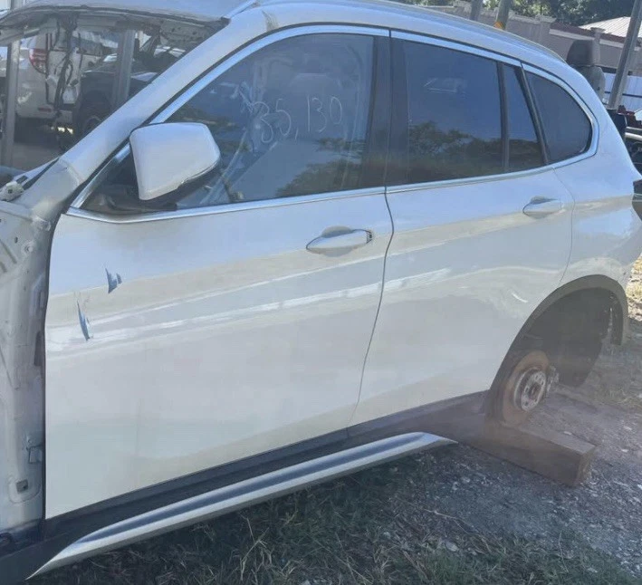 BMW X1 2016-2020 puerta trasera del lado del conductor blanco OEM Foto 1 de 1