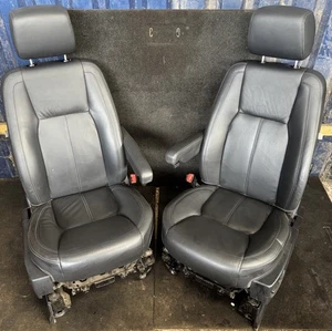 Discovery 4 Black Heated Leather Seats with Rear Entertainment - Picture 1 of 7