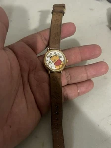 Reloj Timex Vintage Disney Winnie The Pooh Correa de Cuero Giratoria Abejas - Imagen 1 de 2