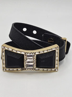 Brazalete envolvente Kate Spade Bow Jackpot Jewels cuero saffiano negro tono dorado  Foto 1 de 4