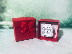 Ringuhr - eckig mit Strass Design - weiß - passend für bis zu 7 - mit Geschenkbox NEU - Bild 1 von 1
