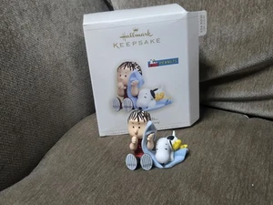 Hallmark Andenken Ornament Peanuts Linus Snoopy Glück ist  - Bild 1 von 2