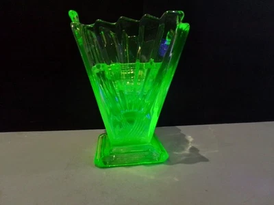 Soweby Uranium Sunray Flower Vase Vintage Art Deco - Image 1 of 4