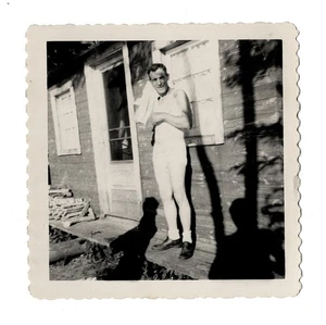 Vintage Volksfoto 50er Jahre Mann in Unterwäsche mit Handtuch Hütte Veranda Holzhaufen - Bild 1 von 2